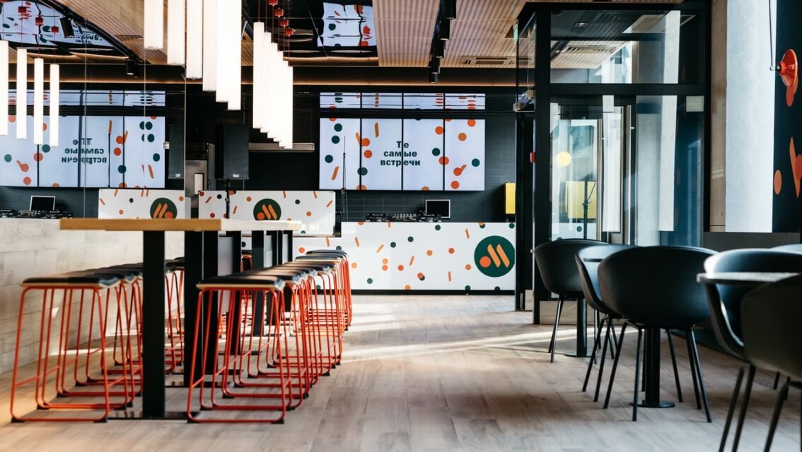 «Вкусно и точка»: как выбирали новое название для McDonaldʼs и приживется ли оно в России?