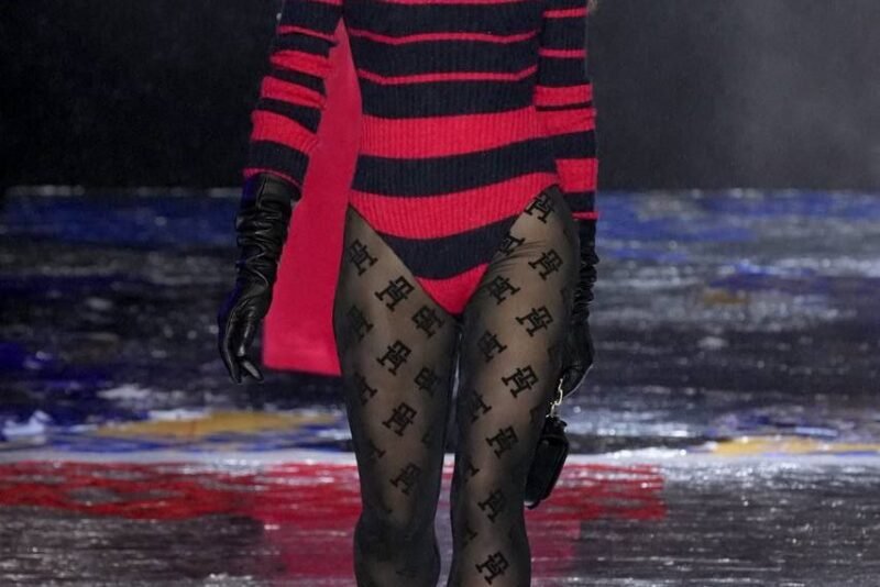 Tommy Hilfiger провели инклюзивный показ с Джулией Фокс