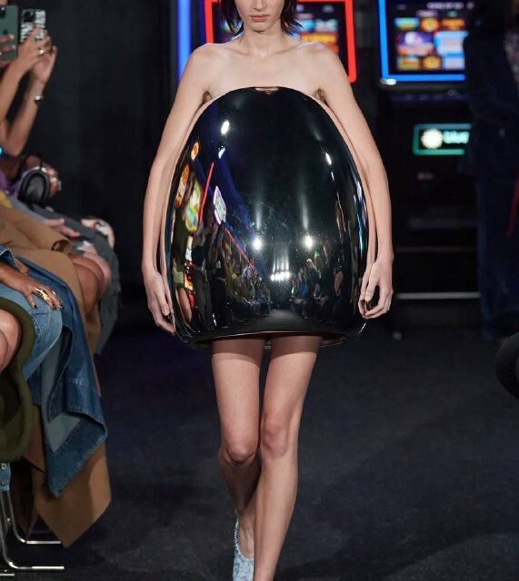 В Лондоне прошёл авангардный показ JW Anderson