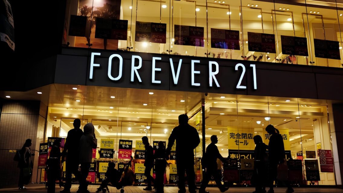 Forever 21 снова банкрот: что будет с брендом?